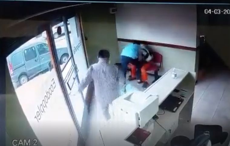 El hecho quedó registrado en las cámaras de seguridad