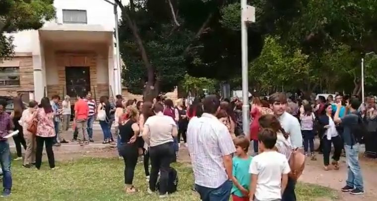 Los empleados fueron evacuados por brigadistas.