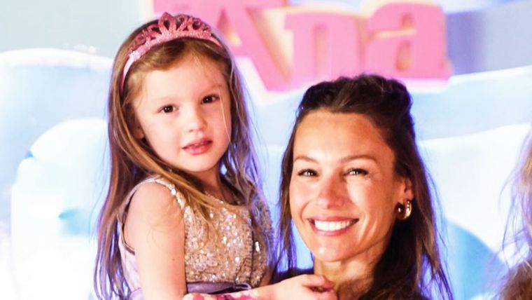 Carolina junto a su hija en el cumpleaños. Foto: Instagram/ @pampitaoficial.&nbsp;