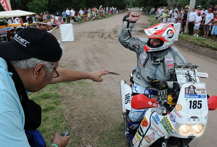 Barbery a punto de recibir su pasaporte de manos de su amigo Varela. Foto: Alf Ponce/MDZ