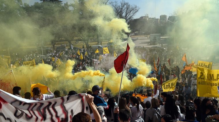 La protesta de los trabajadores de la salud llegó a Casa de Gobierno Foto: ALF PONCE MERCADO / MDZ