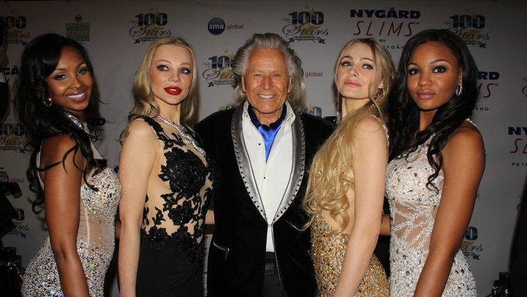 Peter Nygard, rodeado de modelos.