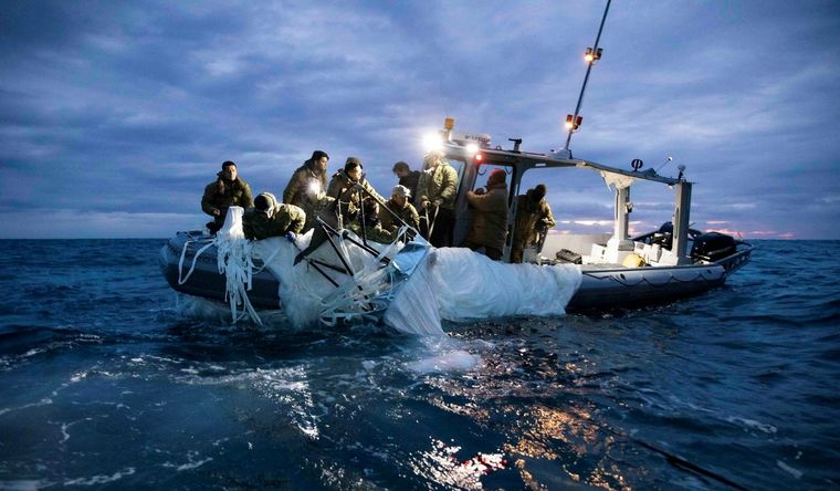Recuperación de un globo derribado en el mar. Foto: Reuters.