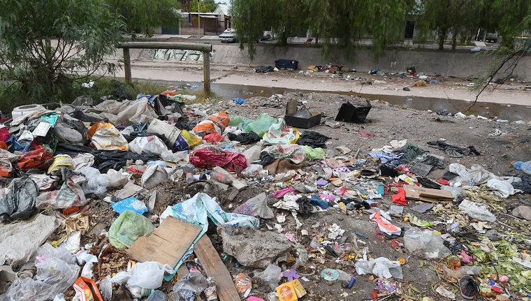 La basura se acumula a la vera del cauce Foto: ALF PONCE MERCADO / MDZ