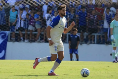 alarma en el futbol mendocino: un defensor del lobo y otro del tomba se rompieron los cruzados