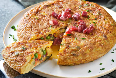 MDZol | La receta de tortilla paisana nació como una variante campesina de la tortilla española, aprovechando verduras y embutidos disponibles en cada temporada, lo que hace que ninguna receta sea exactamente igual.