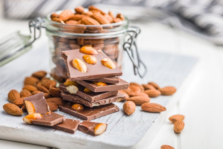 Chocolate con almendras: receta irresistible para hacer en casa.