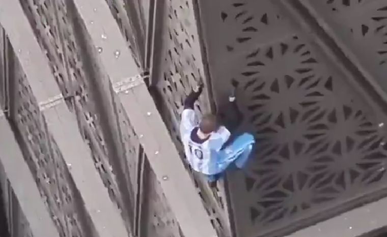 Puerto Madero El hombre de 36 años fue detenido por la Policía tras haber sido obligado de descender por los Bomberos de la Ciudad Foto: Captura de video