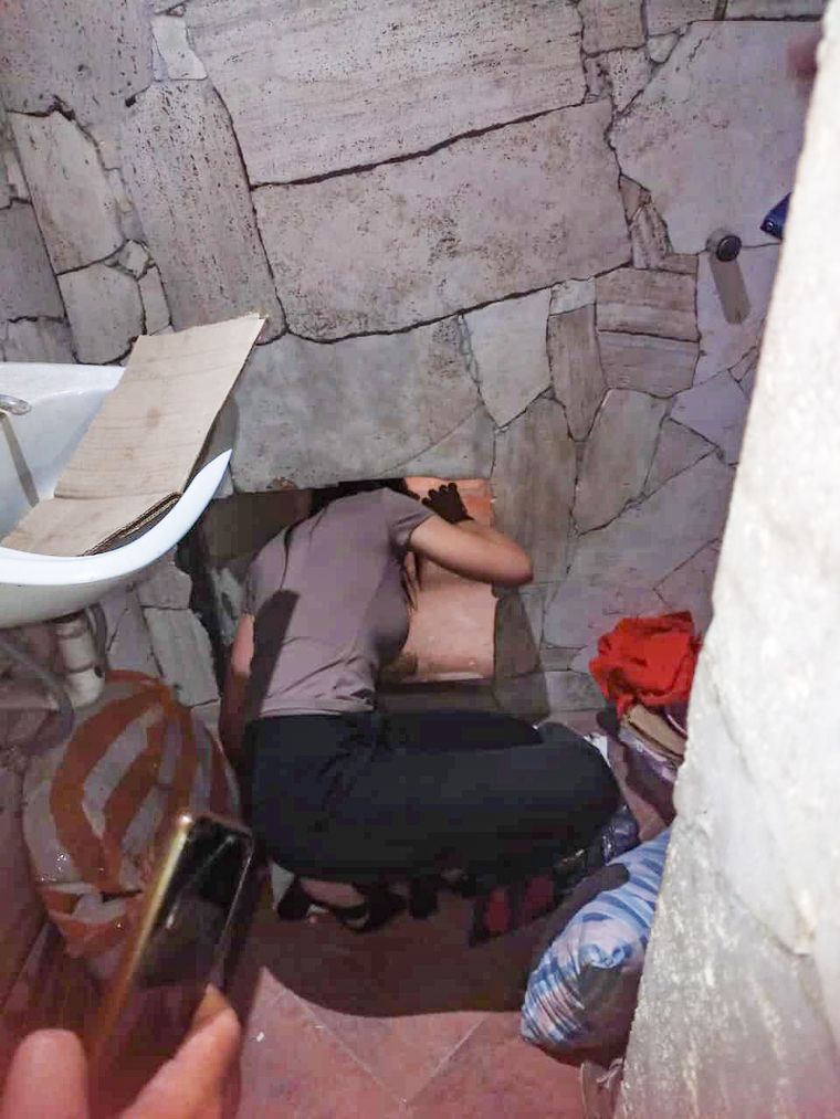 La ministra en pleno operativo en la vivienda de Rodeo del Medio. La ministra en pleno operativo en la vivienda de Rodeo del Medio.