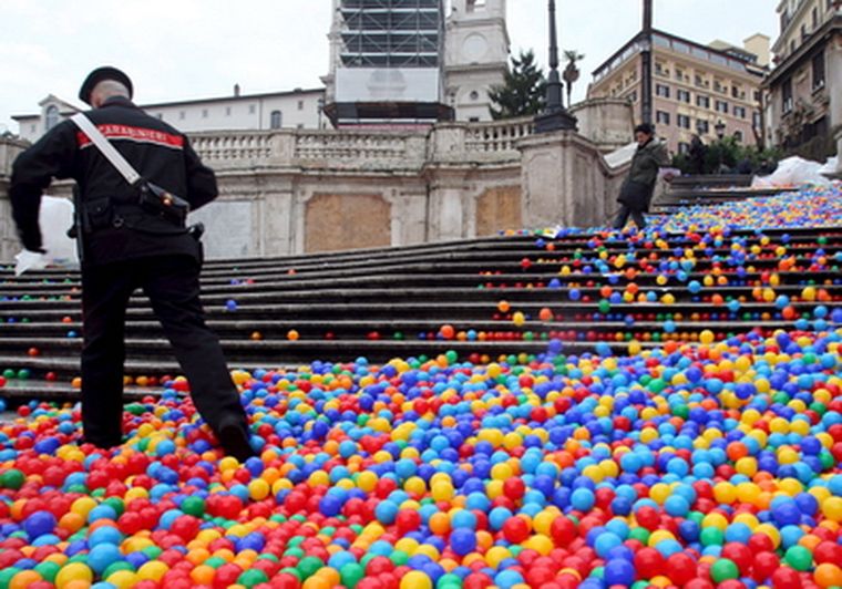 Un policía entre las miles de pelotas de colores . Foto: EFE