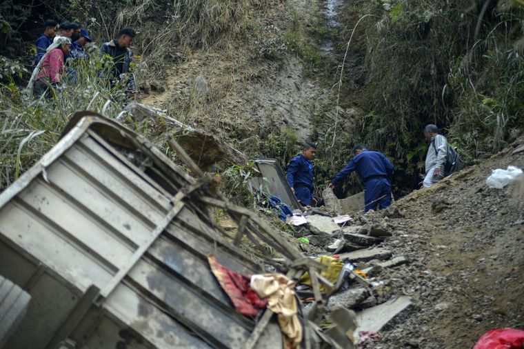 Un colectivo cayó al río en Nepal y 19 personas murieron. Un colectivo cayó al río en Nepal y 19 personas murieron.