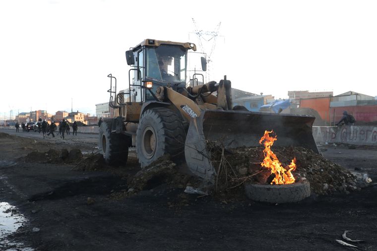 Tractores limpian escombros en la vía de La Paz con Oruro este sábado, en Ventilla (Bolivia)