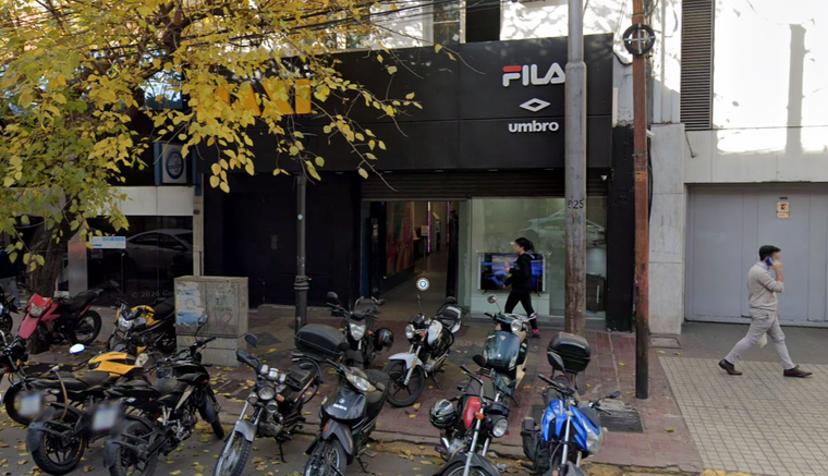 El ingreso al Maxi Mall en el que fue atrapado el sindicado robarruedas. El ingreso al Maxi Mall en el que fue atrapado el sindicado robarruedas.