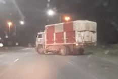 Relatos Salvajes a la cordobesa: un camionero persiguió y chocó a un automóvil en la ruta ruta 7, en el acceso a General Levalle, al sur de Córdoba Foto: Captura de video