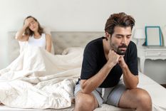 Se vestía sin apuro, atándose a esas altas horas de la madrugada los cordones de sus zapatillas, ahí mismo, al pie de la cama