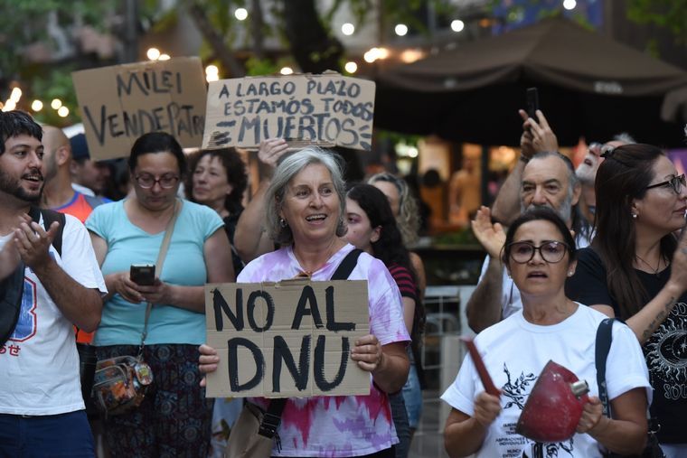 Protestas contra el DNU de Javier Milei en Mendoza Foto: Maximiliano Ríos/MDZ