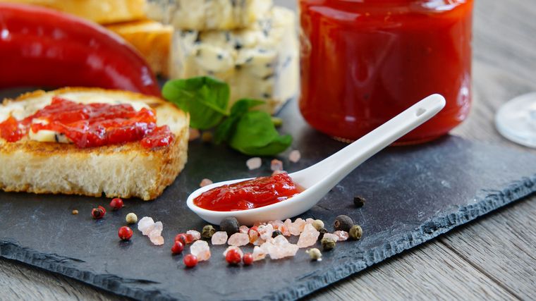 La receta de mermelada de pimiento rojo es originaria de la cocina mediterránea, donde se usa para acompañar quesos y embutidos. La receta de mermelada de pimiento rojo es originaria de la cocina mediterránea, donde se usa para acompañar quesos y embutidos.