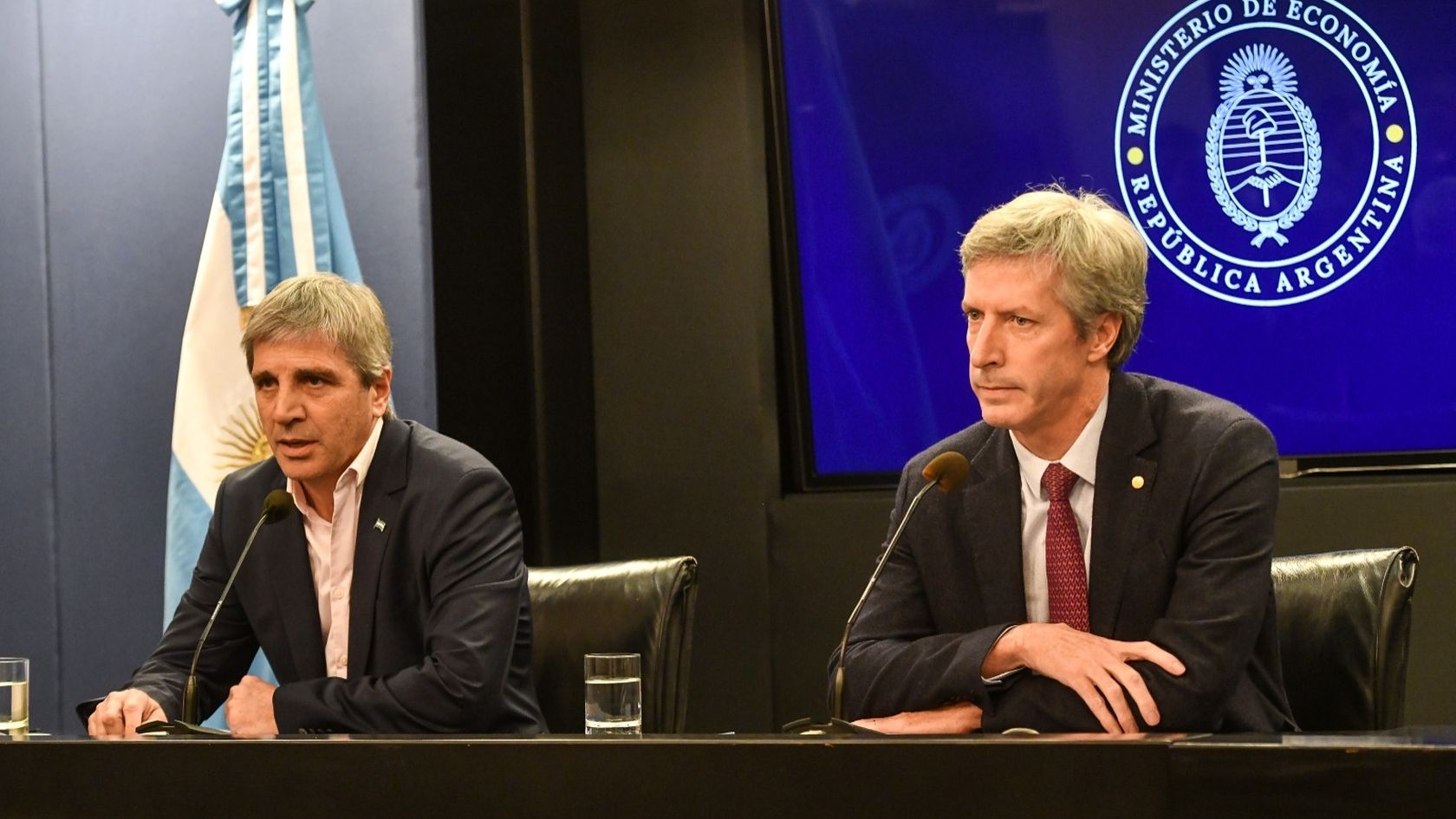 El ministro de Economía, Luis Caputo y el titular del Banco Central, Santiago Bausili.