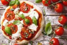 Prepará la pizza caprese más rica.