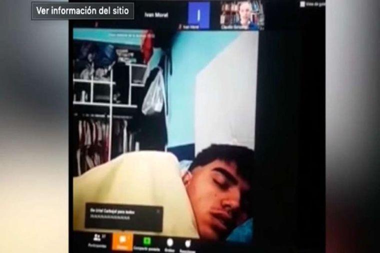 El alumno duerme en su cama mientras el profesor explica