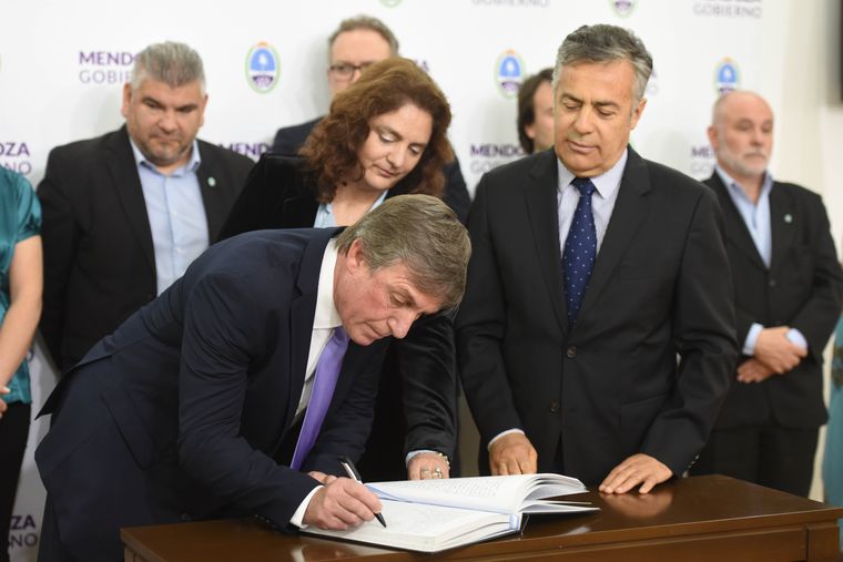 El gobernador Alfredo Cornejo impulsa un plus salarial para el personal de la Asesoría de Gobierno, que conduce Ricardo Canet.