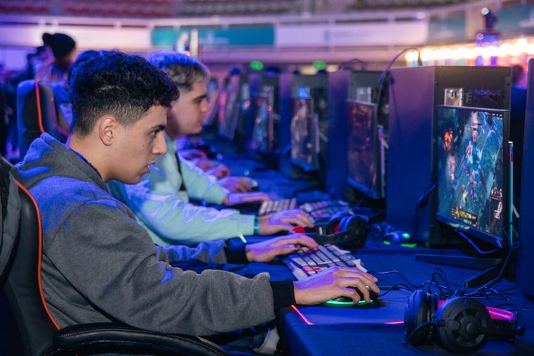 Cuatro cursos online preparan a jóvenes y profesionales para trabajar en comunicación, música y desarrollo de videojuegos.