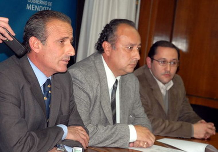 Vázquéz y Gudiño, los encargados de anunciar la suspensión. Foto: Gentileza Gobierno