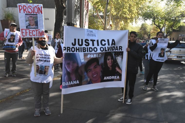 Las familias frente a la empresa del imputado Foto: Rodrigo DAngelo / MDZ