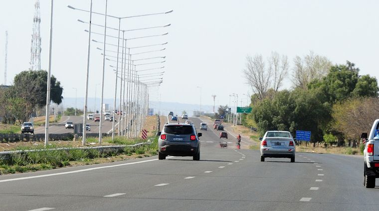 El Acceso Sur cuenta con pocos puentes y pasarelas desde Luján hacia Guaymallén Foto: ALF PONCE MERCADO / MDZ