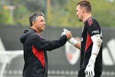 Marcelo Gallardo se saluda con Franco Armani en la práctica de River. Marcelo Gallardo se saluda con Franco Armani en la práctica de River.