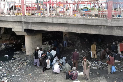 MDZol | Cientos de consumidores de heroína se reúnen en condiciones miserables bajo el puente de Pul-e-Sukhta, en Kabul. Foto: GETTY IMAGES