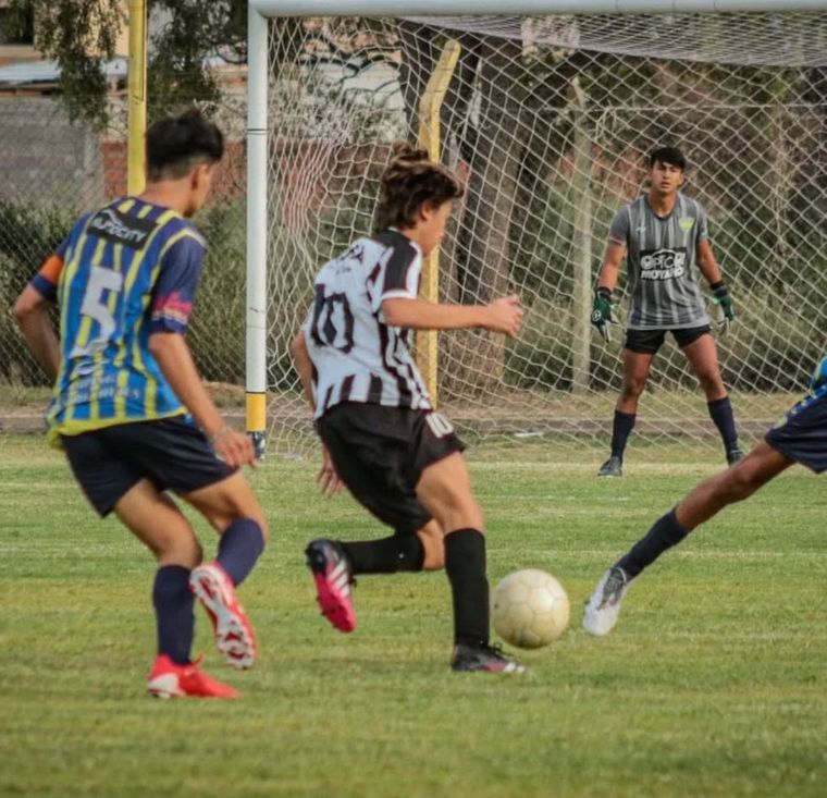 El joven mediocampista hizo parte de sus divisiones inferiores en el Lobo del Parque. El joven mediocampista hizo parte de sus divisiones inferiores en el Lobo del Parque.
