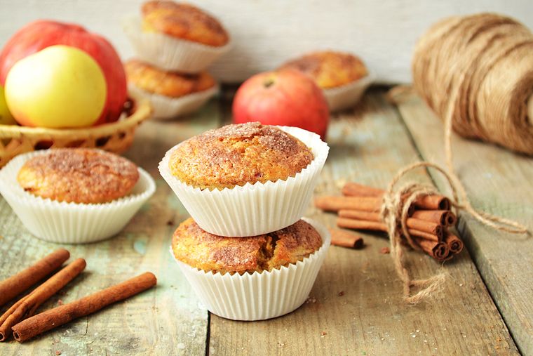 La receta de muffins, originarios de Inglaterra, se adaptaron con frutas y especias para crear variantes regionales, como el de manzana y canela. La receta de muffins, originarios de Inglaterra, se adaptaron con frutas y especias para crear variantes regionales, como el de manzana y canela.
