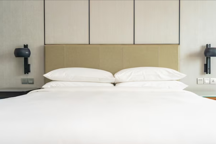 El respaldo de una cama puede cambiar de manera notable la decoración del dormitorio.  Foto: Freepik