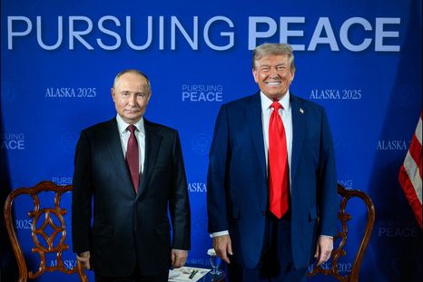 Donald Trump y Vladimir Putin comenzaron este viernes un encuentro decisivo bajo el lema “Persiguiendo la Paz”, con la meta de acercar posiciones para detener el conflicto en Ucrania. Donald Trump y Vladimir Putin comenzaron este viernes un encuentro decisivo bajo el lema “Persiguiendo la Paz”, con la meta de acercar posiciones para detener el conflicto en Ucrania.