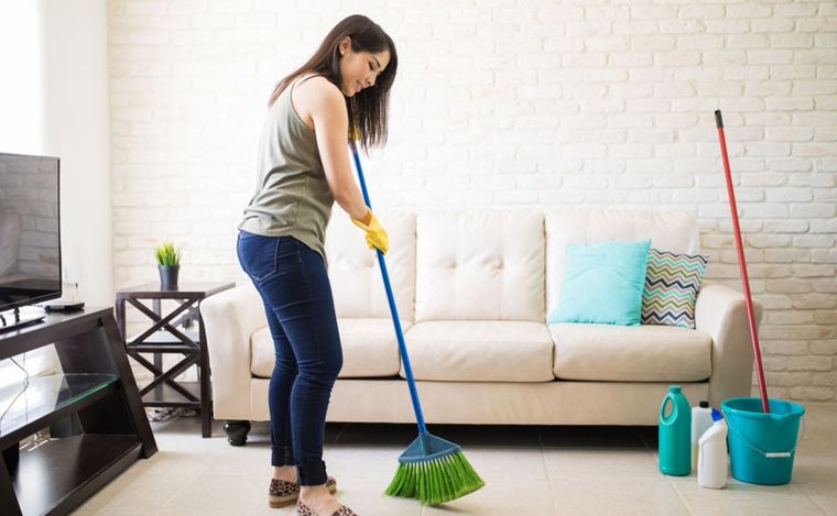 El incremento salarial y los beneficios adicionales para las trabajadoras domésticas en noviembre representan un alivio económico importante Foto: Shutterstock