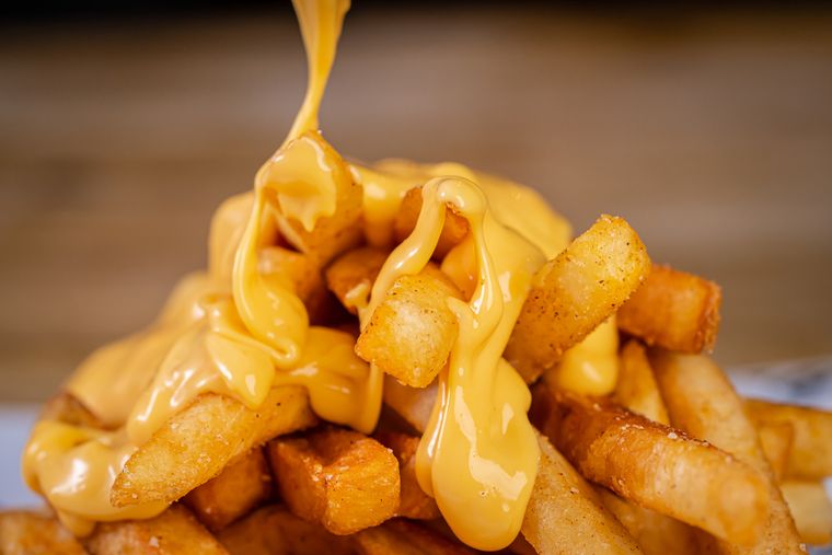 Seguí esta receta de papas fritas con queso cheddar y llevá tus papas al siguiente nivel.