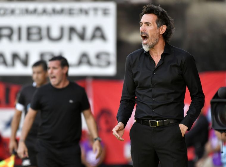 Después de una semana caliente y su nombre sonando en Boca, Eduardo Domínguez salió a calmar las aguas. Foto: FotoBaires