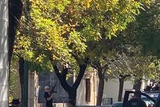 El vecino fue abordado por una decena de policías que intentaron evitar una tragedia