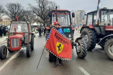 MDZol | La bandera de Ferrari se convirtió en una leyenda en Serbia con muchos mitos a su alrededor. Foto: BBC