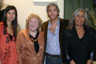 MDZol | Florencia Rodríguez, mentora y organizadora de la muestra junto a Ana María Alvarez, directora del ECA, el diseñador Ariel Quintana y Lili Cerrone. Foto: Gerardo Gómez / MDZ