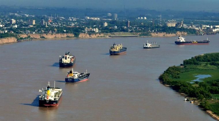 La Hidrovía, la principal vía navegable del comercio exterior argentino que está en medio de una disputa por una licitación millonaria por 25 años. La Hidrovía, la principal vía navegable del comercio exterior argentino que está en medio de una disputa por una licitación millonaria por 25 años.