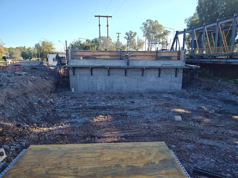 Con 19 pilotes construidos, el puente que unirá Luján y Perdriel avanza y promete mejorar la conexión vial en toda la zona. Con 19 pilotes construidos, el puente que unirá Luján y Perdriel avanza y promete mejorar la conexión vial en toda la zona.