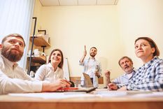 Los educadores expresan la necesidad de transformar el modelo educativo tradicional debido a los desafíos actuales que demandan habilidades distintas. Foto: Freepick.