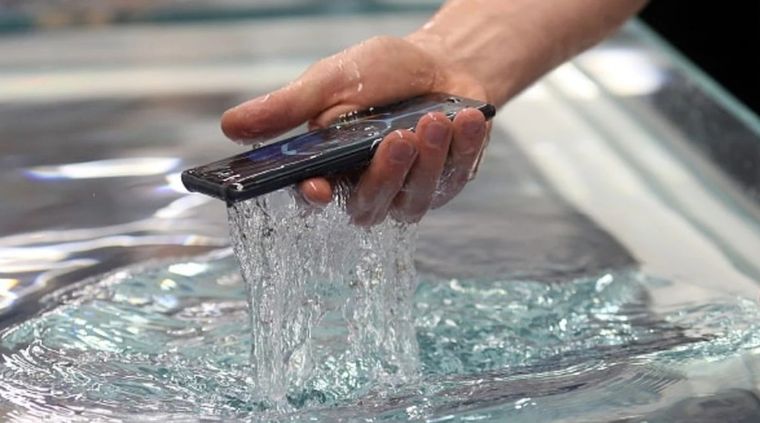 Nada de calor: evitá secador, hornos o sol. El aire caliente empuja el agua hacia adentro y deforma plásticos y soldaduras. Nada de calor: evitá secador, hornos o sol. El aire caliente empuja el agua hacia adentro y deforma plásticos y soldaduras.