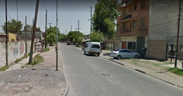El joven iba en un auto robado y lo balearon a quemarropa