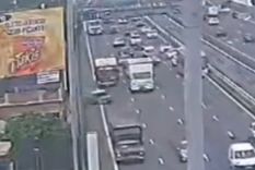 Un grave accidente de tránsito ocurrido este martes por la tarde en la Autopista 25 de Mayo generó un importante operativo de emergencia y severas demoras en la circulación. Un grave accidente de tránsito ocurrido este martes por la tarde en la Autopista 25 de Mayo generó un importante operativo de emergencia y severas demoras en la circulación.