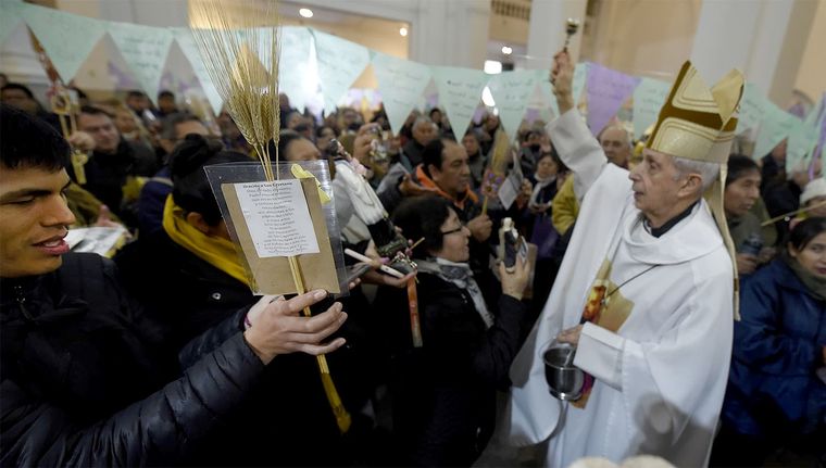 Miles de fieles se concentran el Santuario San Cayetano, en Liniers. Foto: Juan Mateo Aberastain/MDZ