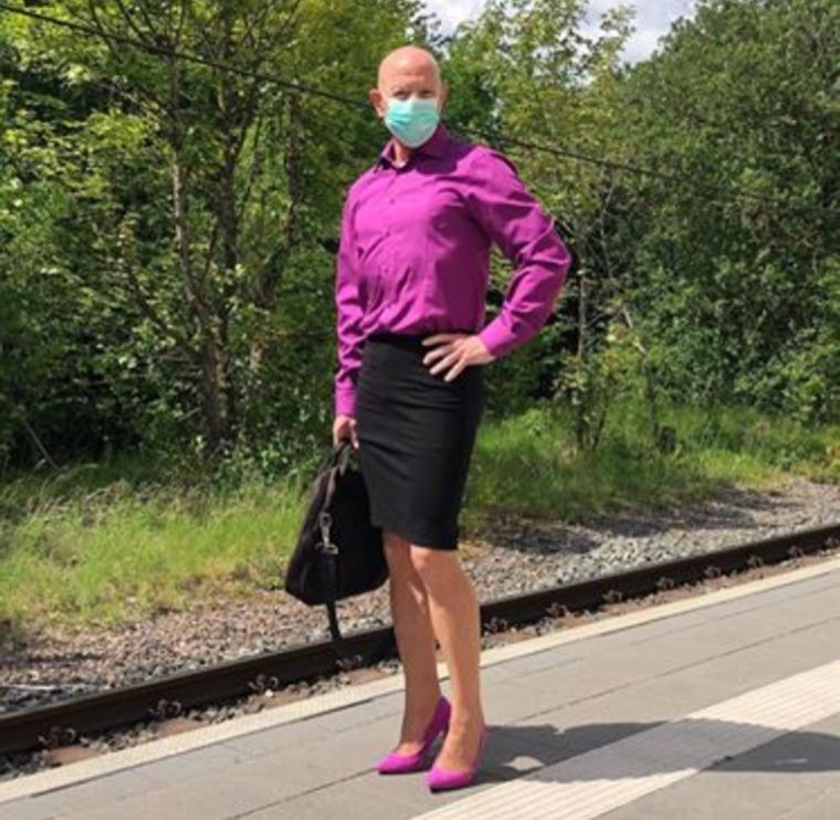 Mark y un look que sorprende.