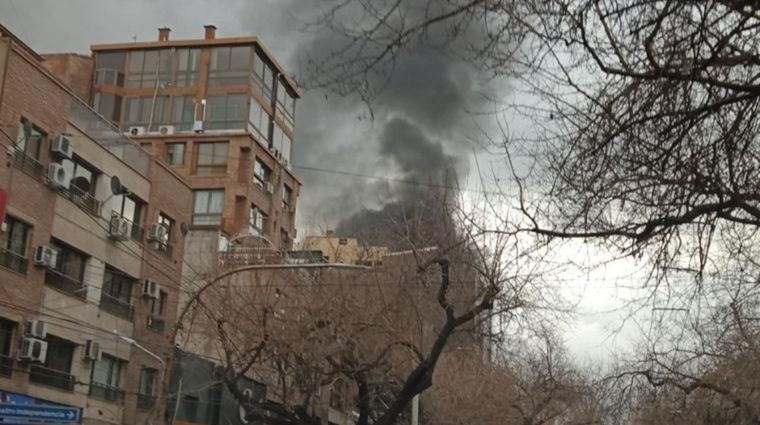 La columna de humo del incendio en el centro.&nbsp;